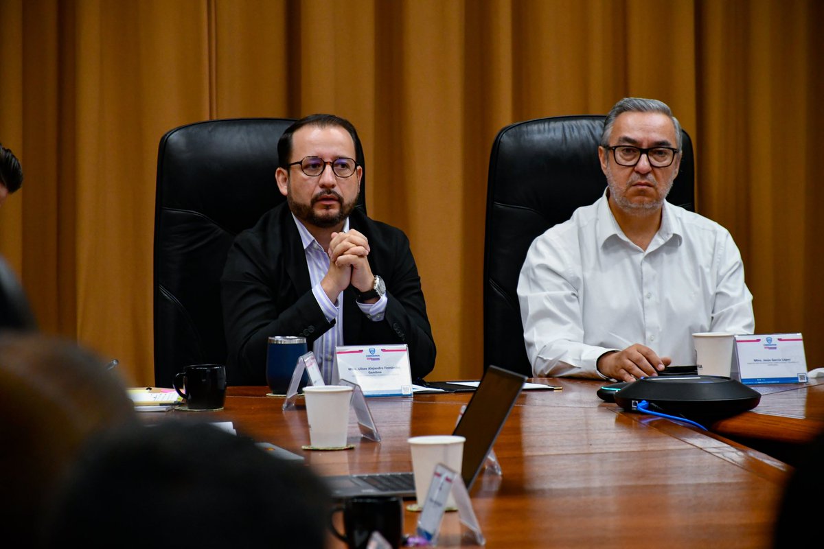 ufernandezg's tweet photo. Con el fin de seguir impulsando el desarrollo económico de las familias chihuahuenses, sostuve una reunión con mi equipo de trabajo para dar seguimiento a los programas y objetivos que tenemos en la @SIDEChih. 

¡Gracias por su compromiso! https://t.co/b9cmDEndkl
