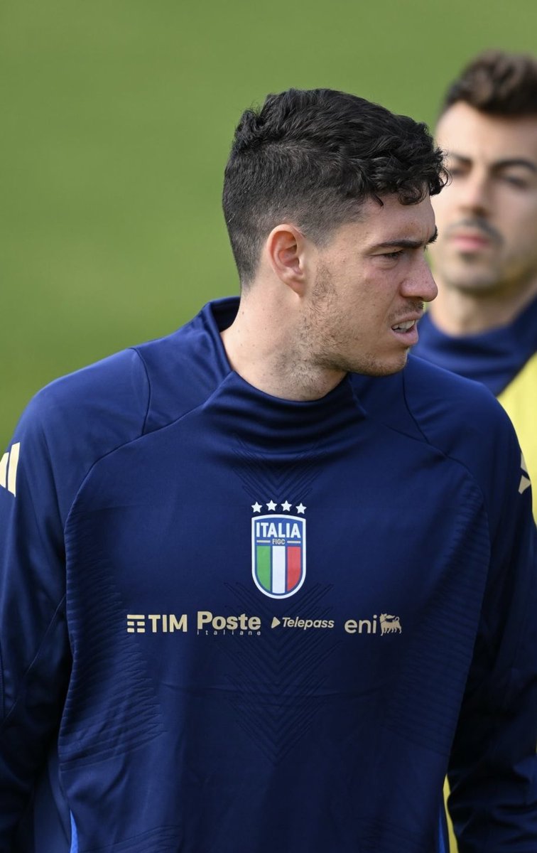 kolokeayam's tweet photo. @TitipLawas Min, kalo jersey latihan Italy yg ini yg Long Sleeve ada ga? https://t.co/SioimrxUzT