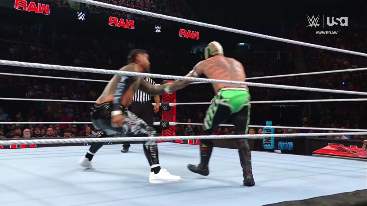 theusotwinzcom's tweet image. #WWERaw #YeeterofWorlds #YeetInTheBank #MainEventJeyUso