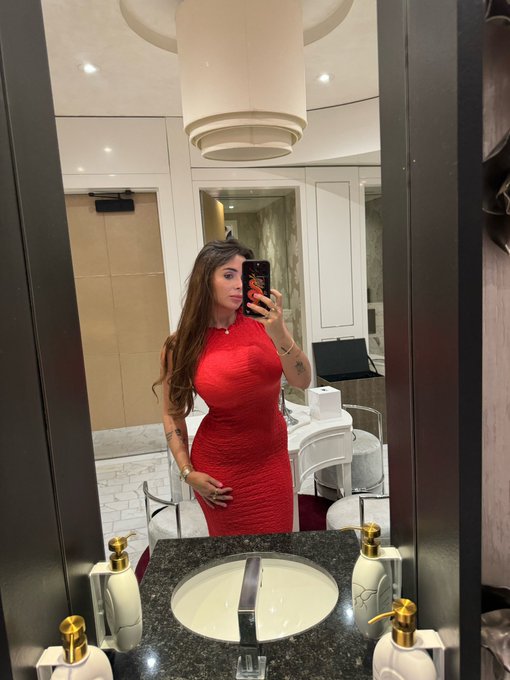 1 pic. Devil in a red dress https://t.co/sXEw6c7U7V
