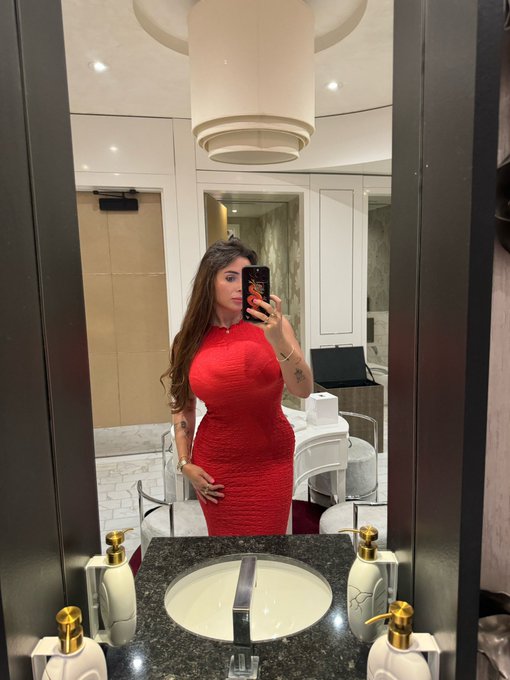 2 pic. Devil in a red dress https://t.co/sXEw6c7U7V