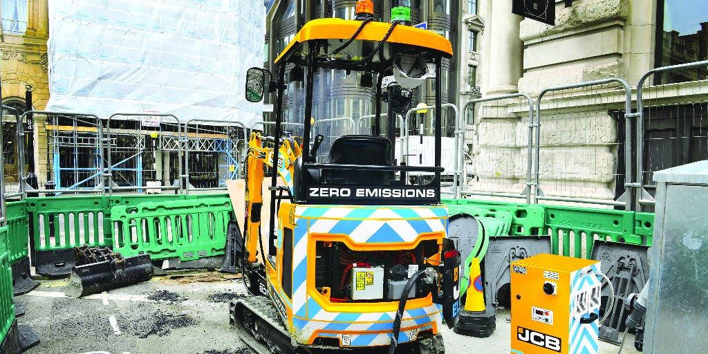 JCBna's tweet image. 💡 TIP: We&apos;re making the switch to electric easy with our Universal Fast Charger. This all-in-one charging solution is free-standing, allowing you to quickly and conveniently charge your machines wherever you are.

#JCBTip #MiniExcavator #ElectricMachine