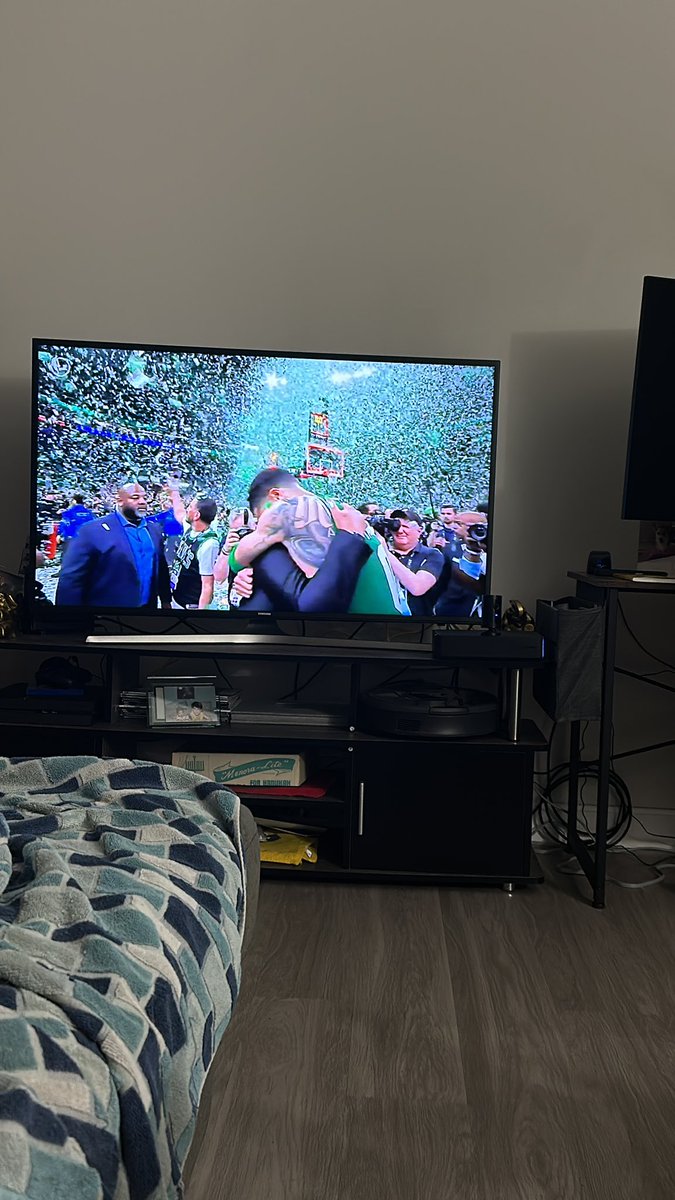 aschreibz's tweet image. ANYTHING IS POSSIBLEEEEEEEEE. BLEED GREEN BOSTON!! WE’RE TITLE TOWN ONCE AGAIN!!!!