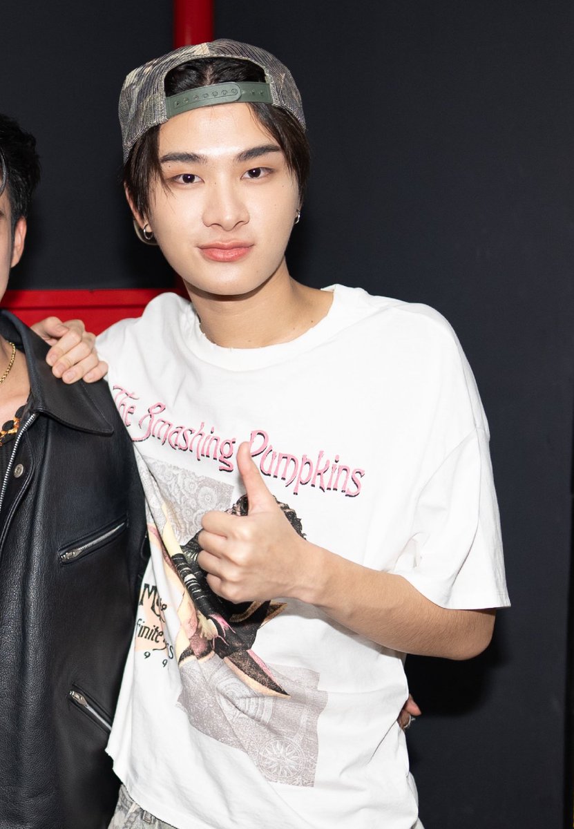 ใส่ชุดธรรมดาใส่หมวกแค่นี่ก้หล่อแล้ว ลุคเข้าถึงได้แต่ไม่ได้หล่อแบบจับต้องได้แต่ไม่ได้ ㅜㅜㅜㅜ