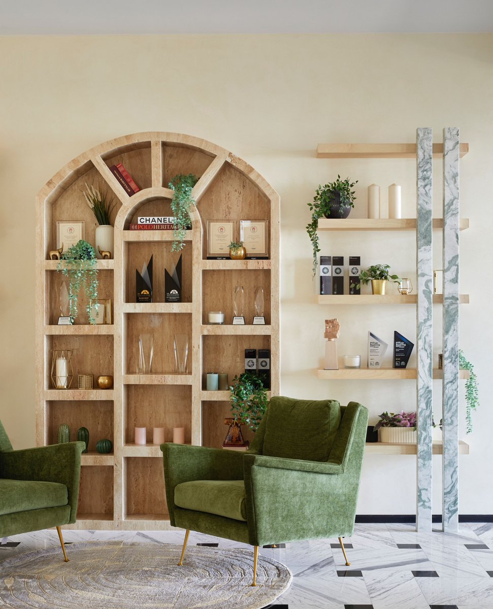 elledecorindia's tweet image. Read more: shorturl.at/YfF4j

#EDDesign Working from home? This Mumbai office by Essajees Atelier feels like your living room (minus the sweatpants.) ⁠
⁠
#elledecorindia #elledecor #mumbai #essajeesatelier #sarahsham