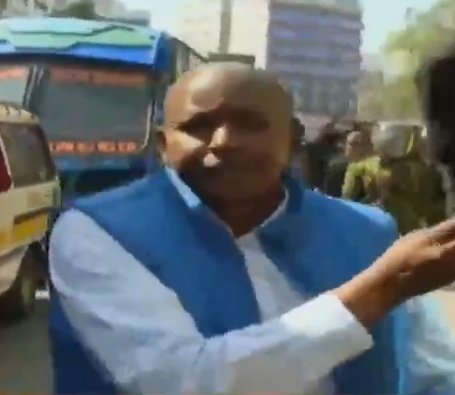 ColawMide's tweet image. This is the plain cloth policeman arresting peaceful protestors in town. Anyone who knows him share his : 
Phone Number:
House Location:
His wife:
Where his kids study:

We need to make it hard for him at a personal level. 
@C_NyaKundiH
@Osama_otero
@Honeyfarsafi