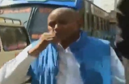 ColawMide's tweet image. This is the plain cloth policeman arresting peaceful protestors in town. Anyone who knows him share his : 
Phone Number:
House Location:
His wife:
Where his kids study:

We need to make it hard for him at a personal level. 
@C_NyaKundiH
@Osama_otero
@Honeyfarsafi