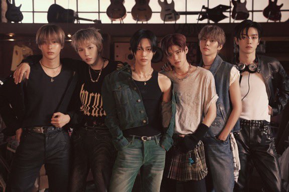 RIIZEChart's tweet image. .@RIIZE_Official is currently the ONLY boy group with FIVE songs on MelOn Top 50! 👏🆕

#19. BOOM BOOM BASS (+3)
#45. Love 119 (=)
#47. Impossible (+2)
#48. Get A Guitar (+2)
#50. Siren (+3)