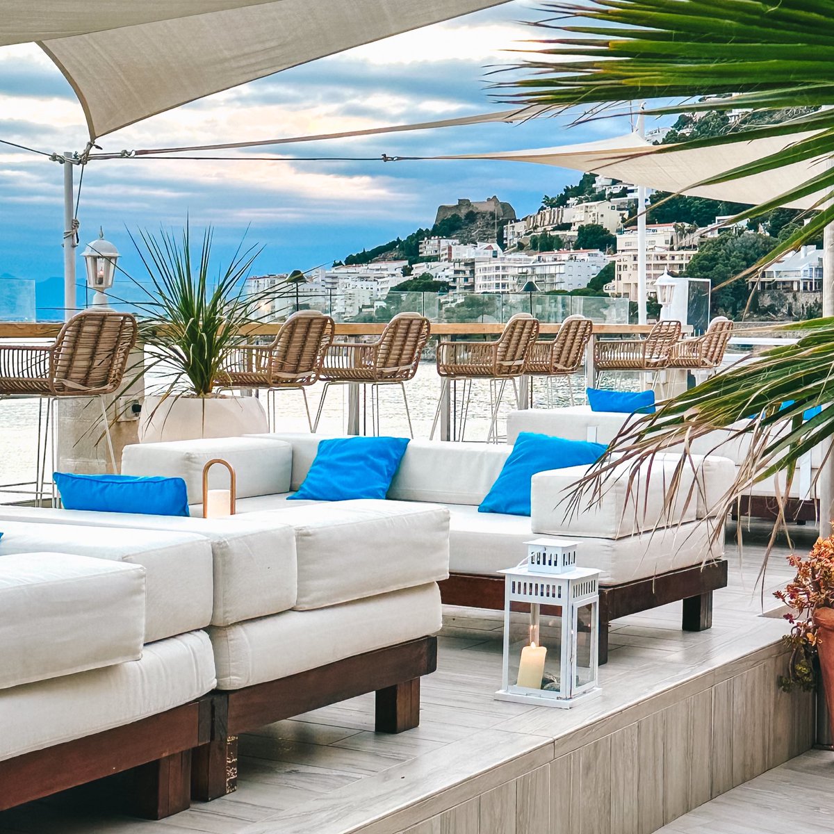 Enjoy our terrace of the Blue Bar with these amazing views over the Mediterranean. 🌅
Don't forget to try our signature cocktails! 🍸
#hotelvistabella #bluebar #cocktails #amazingplaces #aroses #incostabrava #visitroses