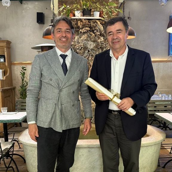 Polycart (@polycartspa) on Twitter photo Ad un anno dagli accordi per l’utilizzo di teli pacciamanti biodegradabili, il nostro AD <a href="/LucaBianconi75/">Luca Bianconi</a>, Presidente di <a href="/abioplastiche/">Asso Bio Plastiche</a> e il Ministro dell’Agricoltura cileno, si sono incontrati a Roma per rafforzare la cooperazione nell'utilizzo di #bioplastiche in agricoltura. Ad un anno dagli accordi per l’utilizzo di teli pacciamanti biodegradabili, il nostro AD <a href="/LucaBianconi75/">Luca Bianconi</a>, Presidente di <a href="/abioplastiche/">Asso Bio Plastiche</a> e il Ministro dell’Agricoltura cileno, si sono incontrati a Roma per rafforzare la cooperazione nell'utilizzo di #bioplastiche in agricoltura.