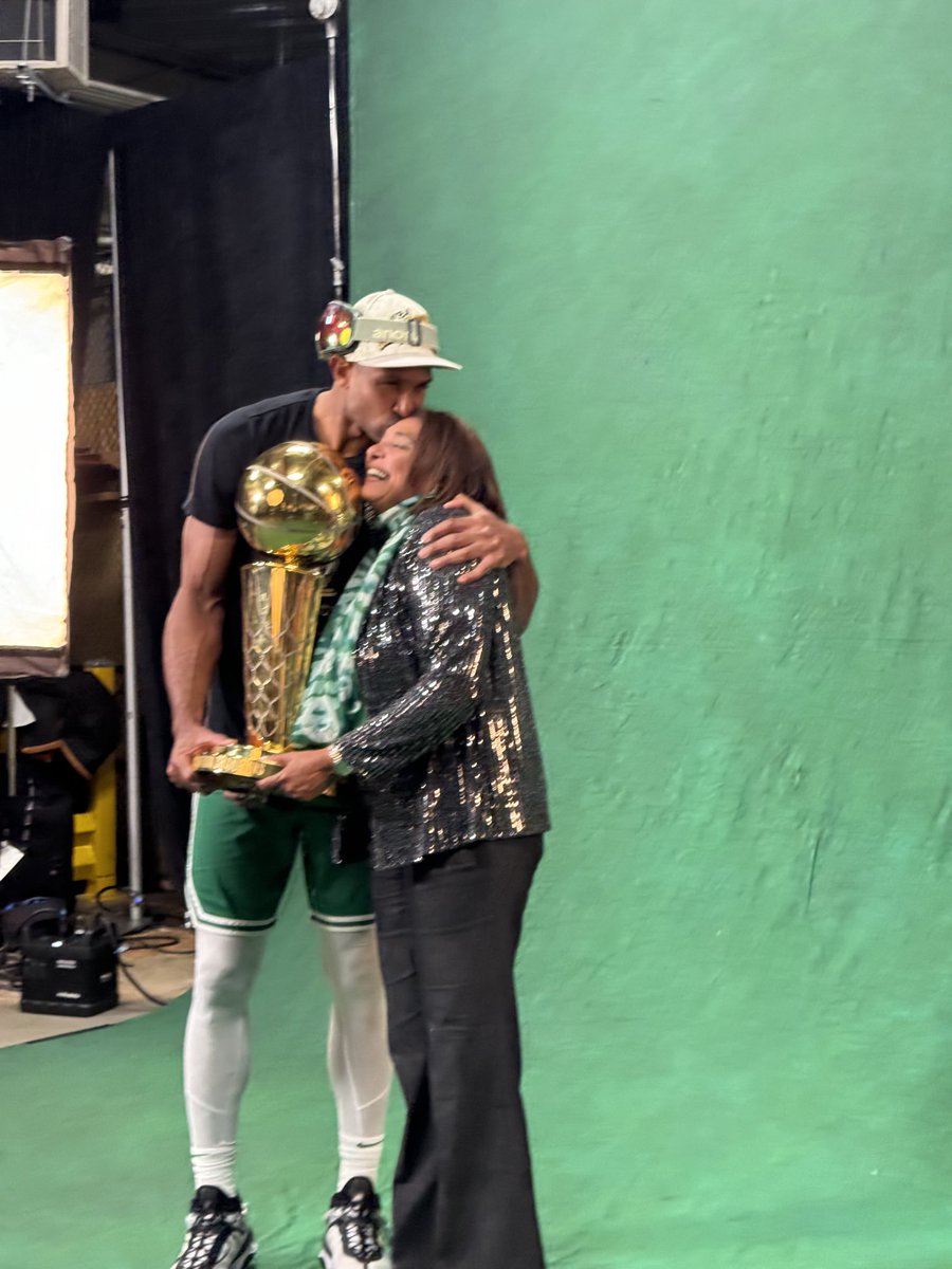 Buen día! La Fe ha sido nuestro norte, las oraciones de una madre no quedan en saco roto. #BigAl y sus ⁦<a href="/celtics/">Boston Celtics</a>⁩ son los flamantes nuevos campeones de la mejor liga de baloncesto del mundo. La gloria y honra sea para Dios, sigue por más hijo amado!💚🏆🇩🇴