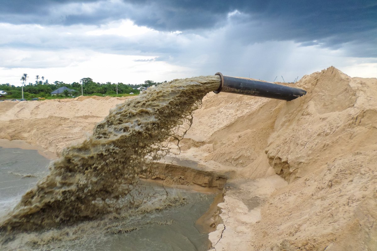 LeaderDerdger's tweet image. The dredger is discharging sand on site, operating efficiently, and the sand is being smoothly transported through the pipeline to the designated area.
#Dredger #SandDischarge #EfficientOperation #SandTransport #PipelineTransport #ConstructionSite #EngineeringMachinery