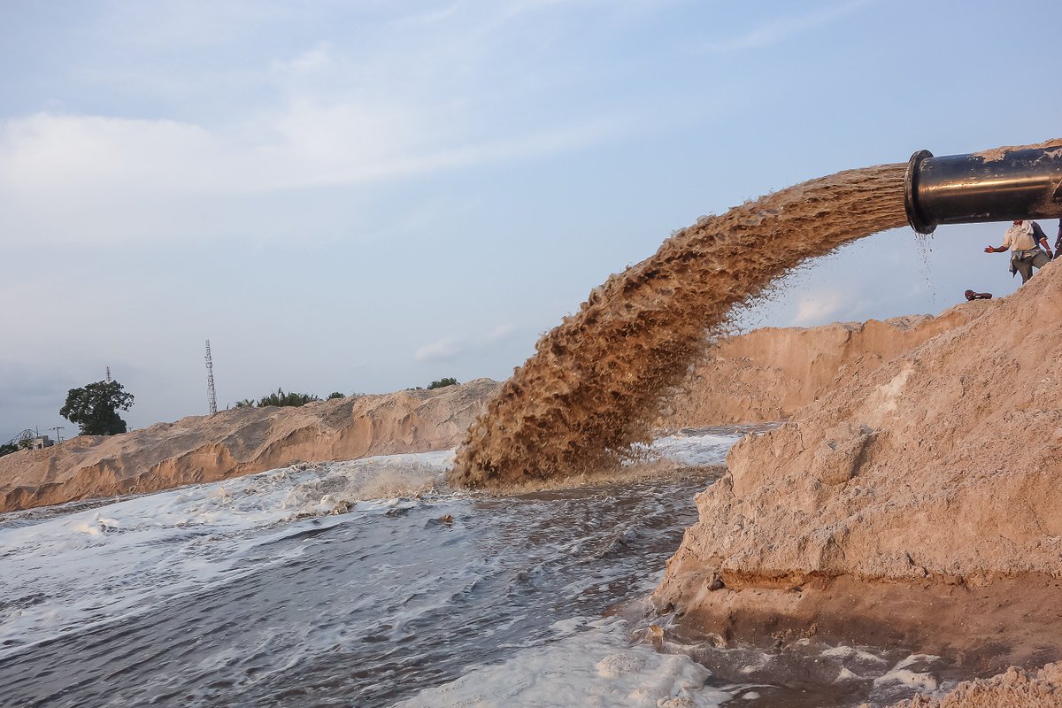 LeaderDerdger's tweet image. The dredger is discharging sand on site, operating efficiently, and the sand is being smoothly transported through the pipeline to the designated area.
#Dredger #SandDischarge #EfficientOperation #SandTransport #PipelineTransport #ConstructionSite #EngineeringMachinery