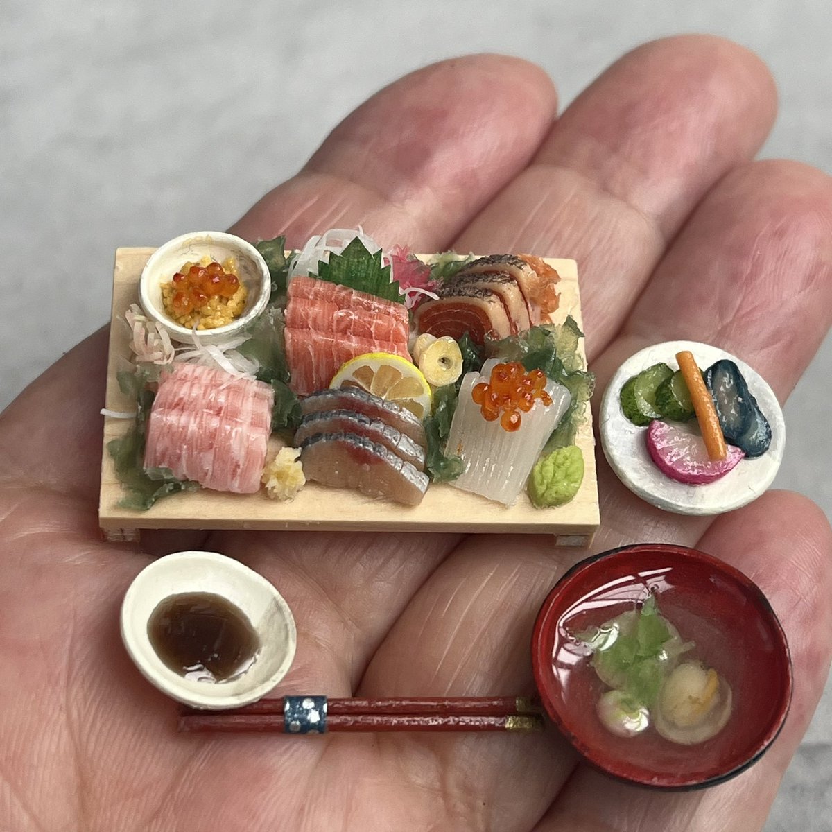 粘土で作ったお刺身の盛り合わせです☆