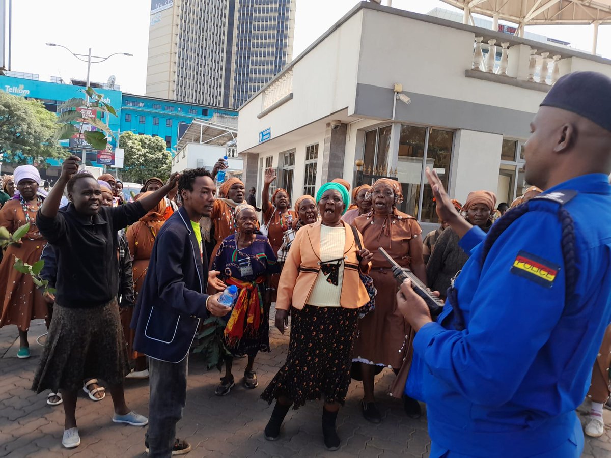 Maskani254's tweet image. Kina mama pia wamejitokeza to #RejectFinanceBill2024.
Join us in solidarity to protect our rights and future!
Let's make our voices heard.
Together, we stand strong!✊🇰🇪
#OccupyParliament #UnityForChange