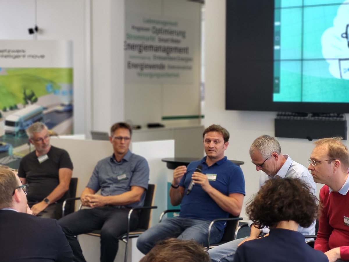 Wir blicken auf eine erfolgreiche Netzwerkveranstaltung #IntelligentMove zurück! 🌐🚗 Diskutiert wurde über #KI in der #Mobilität, auch im Zusammenhang mit #SoftwareDefinedVehicles. Wir danken allen Partnern für den angeregten Austausch!