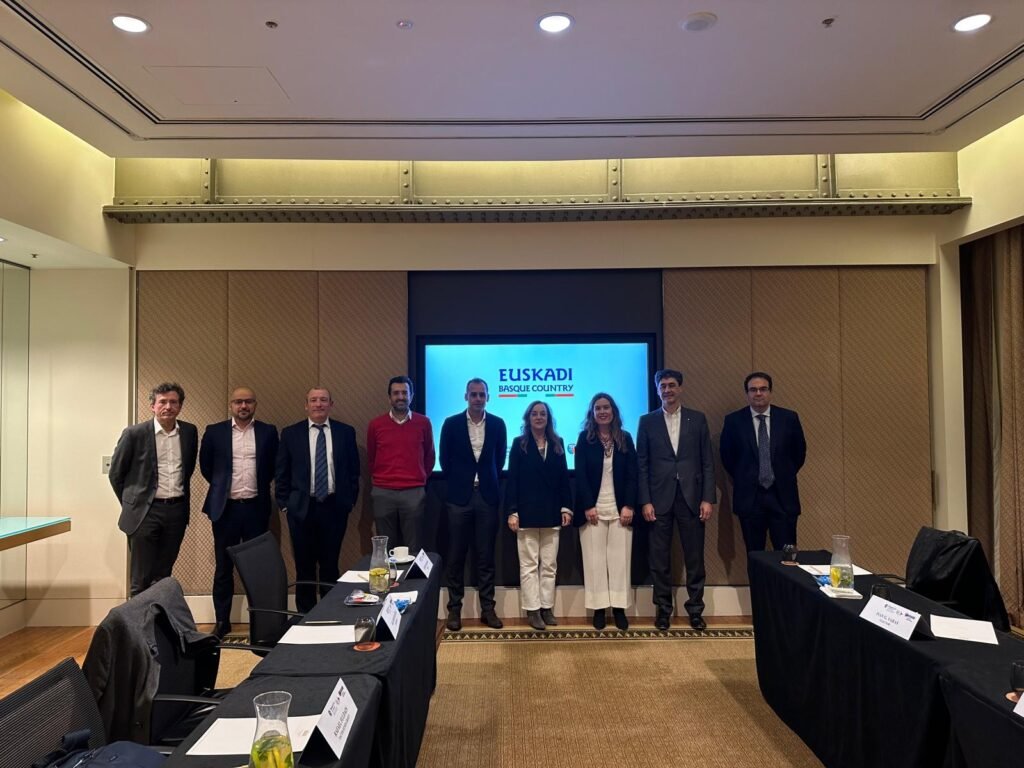 grupospri's tweet photo. 🌎✈️ #BasqueTrade-k Australian ezarritako euskal enpresak bildu zituen ekainaren 11n Sydneyn antolatutako topaketan.
Jardunaldian, Australiako merkatuan ezartzeak dakartzan erronkak eta aukerak aztertu zituzten.
🔗 https://t.co/4rKqNULTGx
#Internacionalización #Australia https://t.co/ueqZ0gbNar