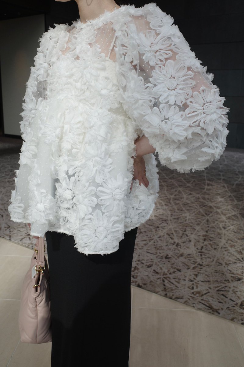 一枚で華やかな主役ブラウス🌼 立体的なフラワーデザインが 可愛らしさ