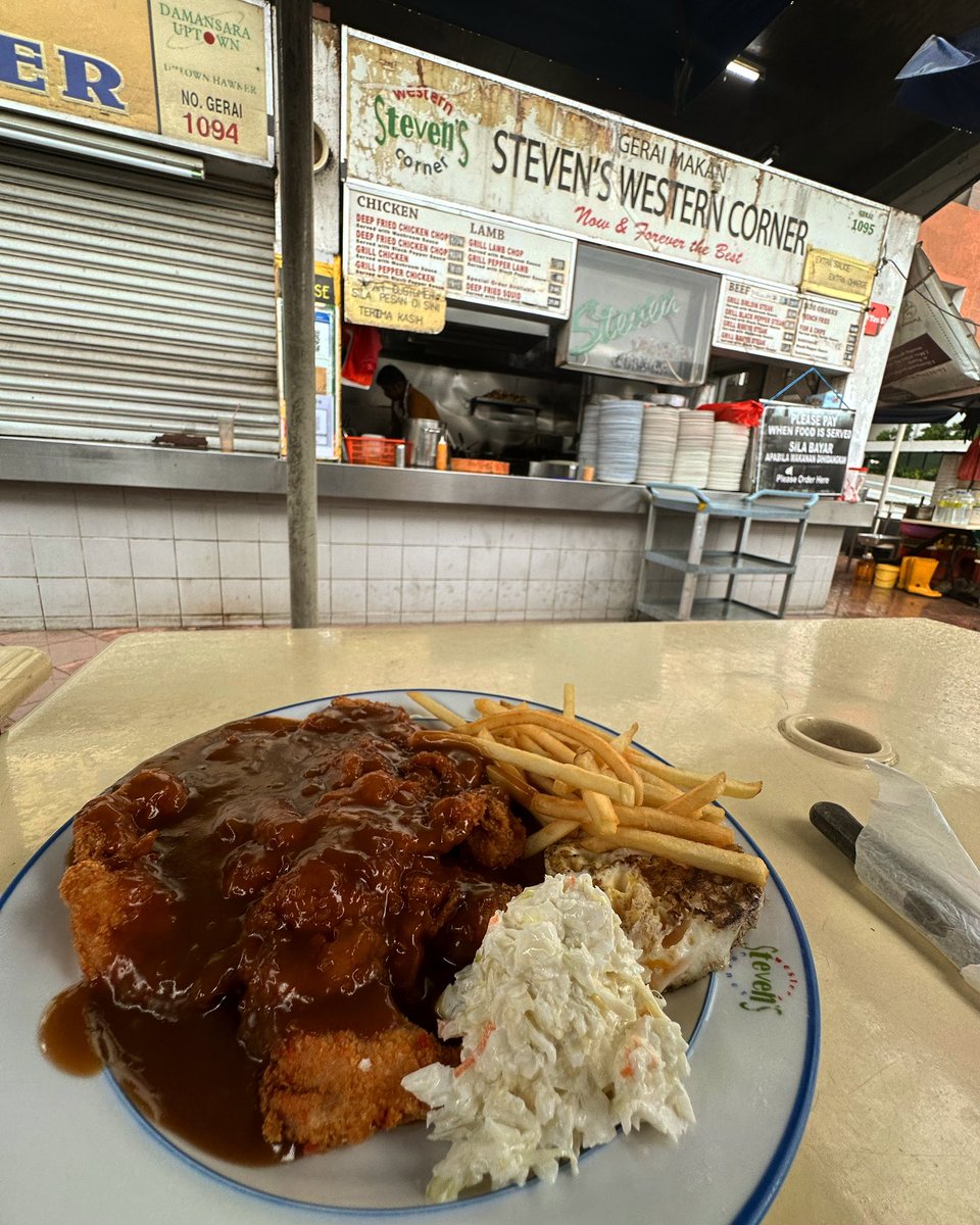 spacemanAmir's tweet photo. Been coming here since the 90s. Sometimes skipped tuition classes just to eat here. Still taste good.. One of the best chicken chop place in town. #food #nostalgia #oldschool https://t.co/k4GaamodOw