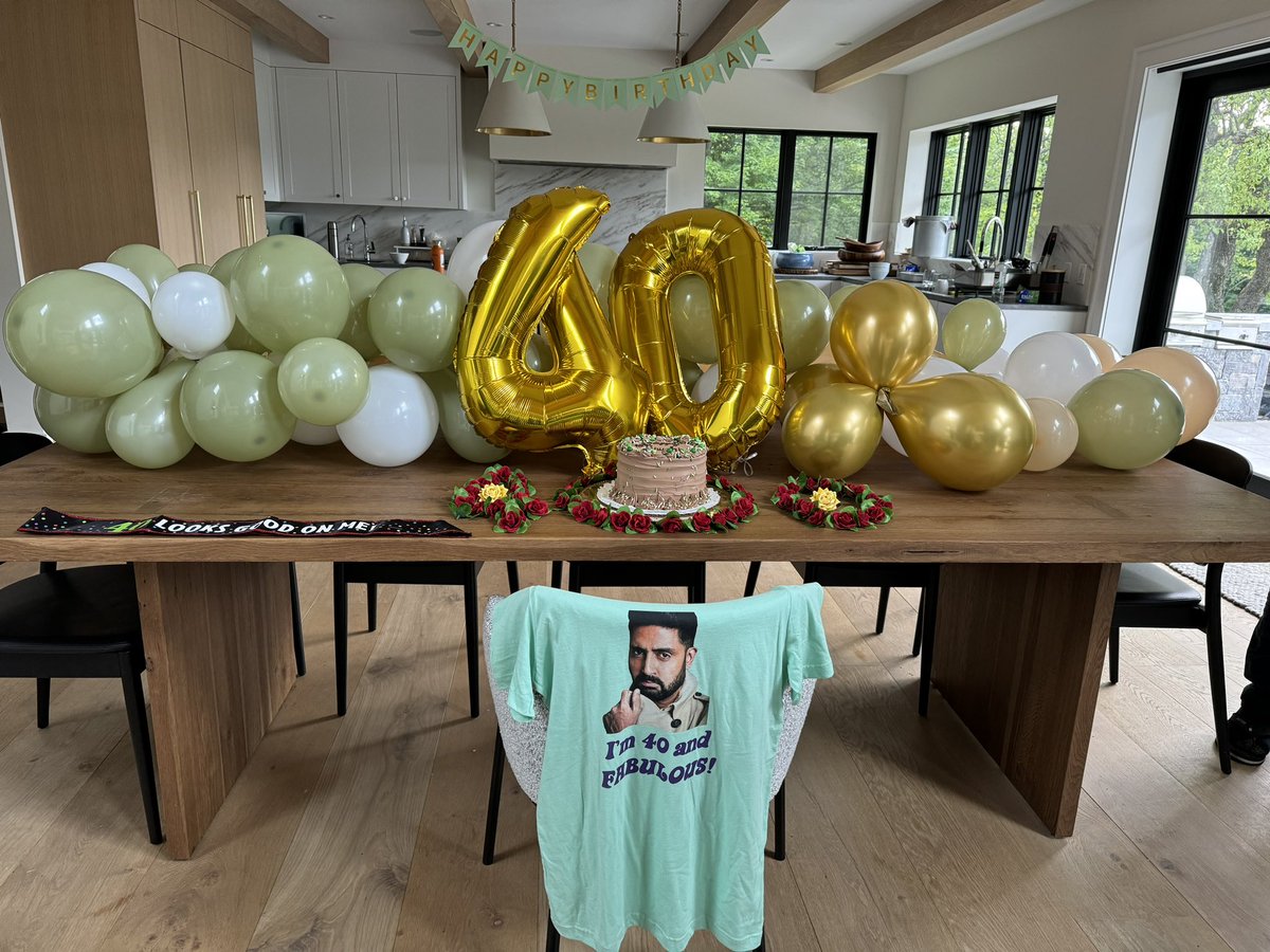 ppooja20's tweet photo. @khush5004 @juniorbachchan - happy 40th with AB2! https://t.co/R5O47yItpn