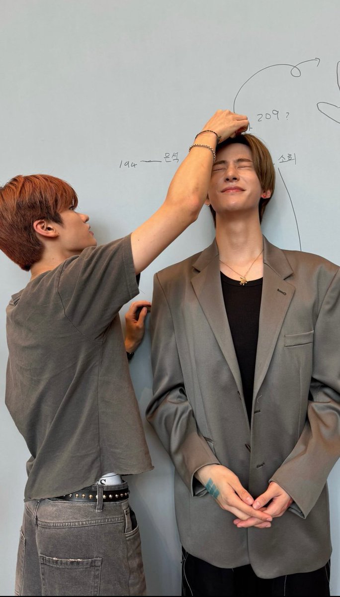 มีคนไปวัดส่วนสูงที่น้องข้าวขีดวัดกันไว้วันก่อน

อึนซอก 184
ซองชาน 190
โซฮี 180.5 
แอนตัน 186.5

เฉลยเลย น้องข้าวตัวใหญ่มากกก ส่วนอึนซอกคือซองชานโกงส่วนสูงให้นิดนึง รักเพื่อนมาก 555555555555555