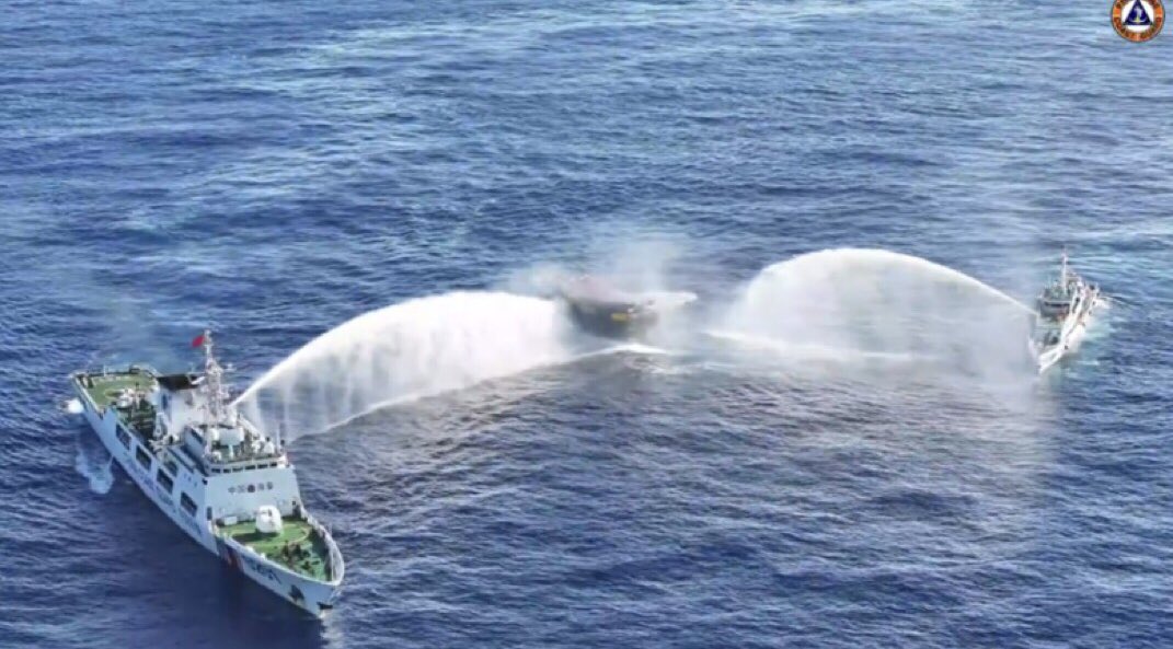 visegrad24's tweet photo. BREAKING:

Turns out the Chinese Coast Guard attack yesterday against the Filipino resupply mission to the BRP Sierra Madre in the 2nd Thomas Shoal was more aggressive than initially thought.

They overpowered the Filipino military personnel on one of the boats and confiscated the crew’s firearms.

A Filipino sailor lost host finger and many more were wounded from water cannons and Chinese ramming operations.

The Chinese Coast Guard towed one the Filipino boats away and stopped all 4 from resupplying the Filipino crew on the Sierra Madre.

The 2nd Thomas Shoal is within Filipino waters, only 250 km away from the main Philippine islands, but nearly 1000 knows away from the nearest Chinese territory.

🇵🇭🇨🇳