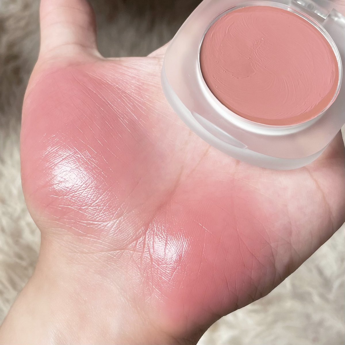 บลัช kage สี lychee คือสวยมากกกกก งานแก้ม I woke up like this ที่ถูกต้อง สีใช้ง่ายๆ ชมพูละมุนๆ เหมือนเอาสีแก้มคนสุขภาพดีตอนตื่นนอนมาให้ทาเลยอ่ะ ระเรื่อแบบโคตรธรรมชาติ ความโป๊ะเป็น 0 ผช.ก็รอดอ่ะ