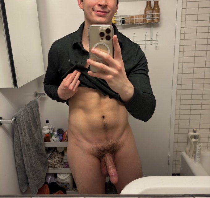 Tbt, I miss my NY apartment and smaller phone 😩🤌 https://t.co/cIDLG2lpHb