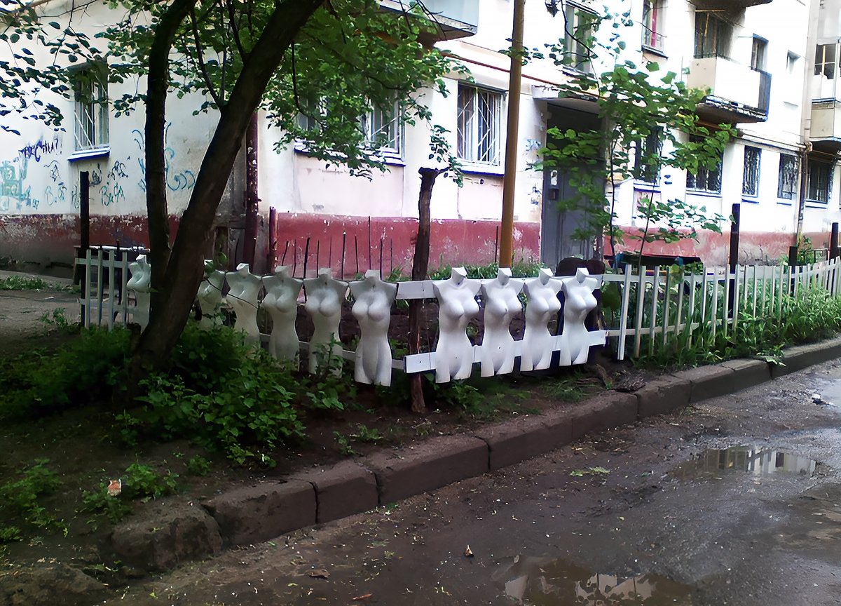 Garment District ("Центр одежды", "Район моды", "Центр моды") - район Манхэттена в Нью-Йорке между Пятой авеню и Девятой авеню, от 34-й до 42-й улиц.