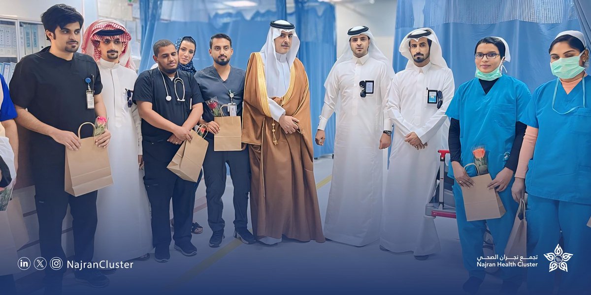 NajranToday's tweet photo. محافظ #خباش الأستاذ طلال بن درزي العردان، يُعايد المرضى المنومين، ومنسوبي المستشفى المناوبين بمناسبة #عيد_الاضحى المبارك. https://t.co/HArbyfT52x