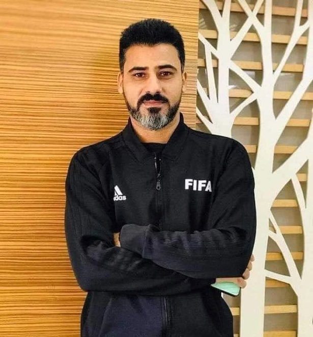 rifain_nouvelle's tweet photo. 🔴⚡️INFO : L'arbitre international palestinien de la FIFA, Hani Mesmeh, est décédé après avoir été grièvement blessé lors d'un bombardement israélien qui a visé directement sa maison à Deir al-Balah, au centre de la bande de Gaza. https://t.co/DwOwGy2JTF