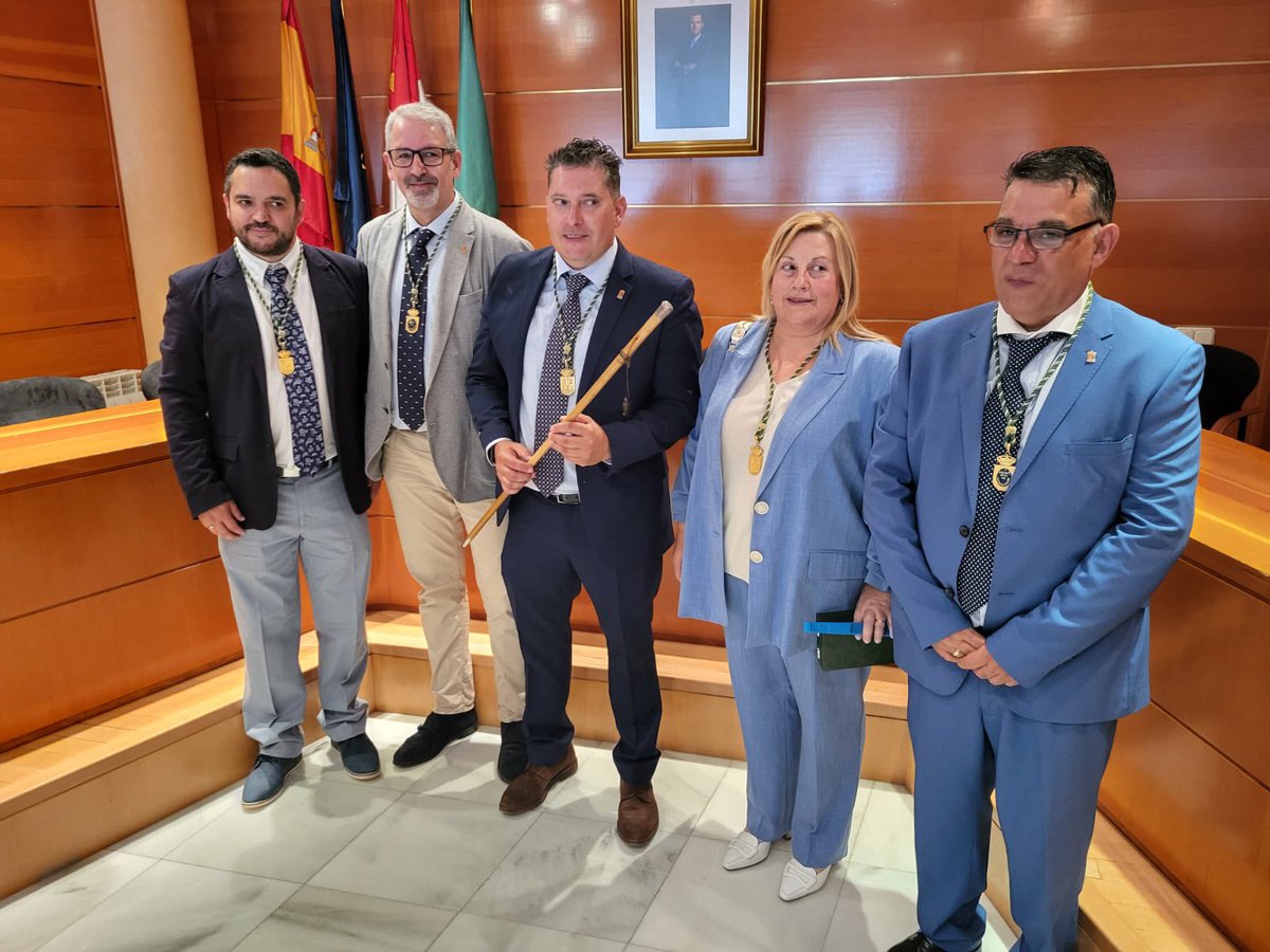 ☺️ Gracias 🤩 por vuestros apoyos recibidos cada día, hoy hace 1️⃣ año de esta foto y de la toma de posesión.

🤝 Seguimos luchando por los intereses de nuestros vecinos y por intentar que tengan un presente y futuro mejor.

La Cistérniga lo hacemos todos‼️
todos juntos 🤝