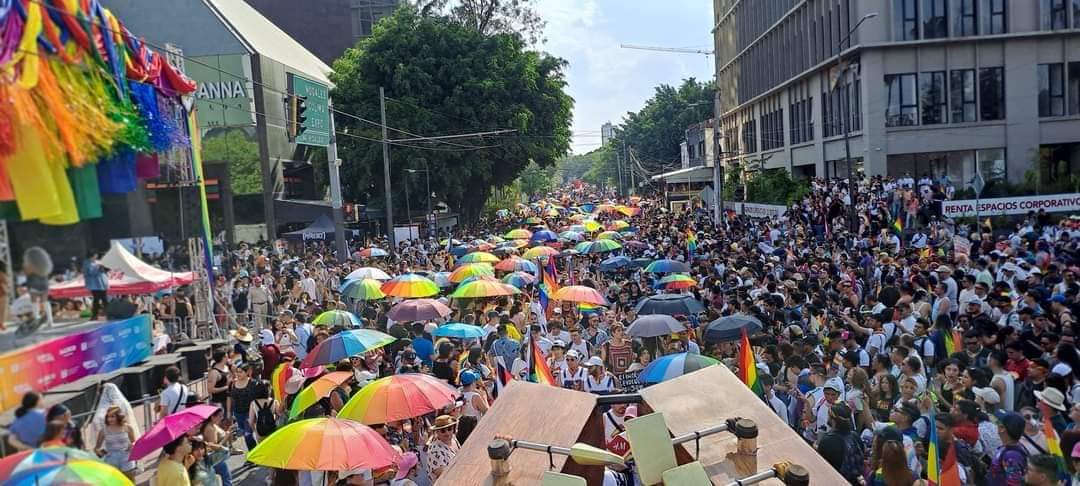 JohnnyCobian's tweet photo. 2024 nos confirma y reafirma como la
🏳️‍🌈 2a. MARCHA MÁS GRANDE DE MÉXICO 🏳️‍🌈
@gdlprideoficial 
🏳️‍🌈 700 mil personas en recorrido
🏳️‍🌈 125 mil personas en escenario. 
GRACIAS A TI, FUÉ POSIBLE. 
¡La Marcha es de quien la marcha!
Números en el 1er comentario: https://t.co/o74pSVCnHm