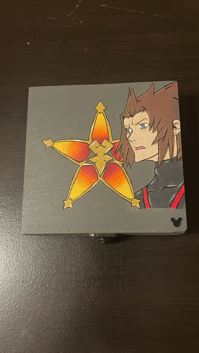 DarkRaven866's tweet photo. Me and my best friend got each other wayfinder from Birth By Sleep awhile back and I decided to paint the box it came in based on Terra #KHoSteam #Contest #KingdomHearts #BirthBySleep #Terra #Wayfinder https://t.co/Kkb5eo8Ure