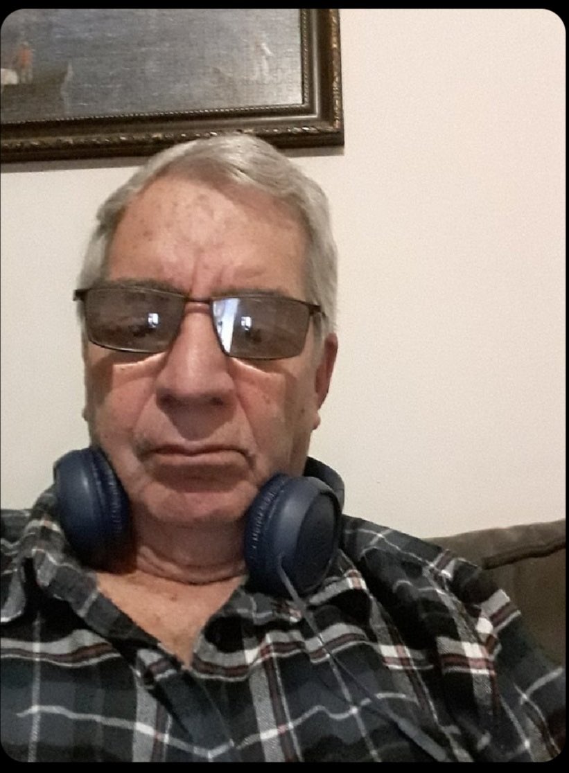 Xillm115's tweet photo. @MacticsG1 I’m a professional player and I offer my service to you, here is a selfie I took to let you know I’m being serious about this offer. https://t.co/xKatzFXZHR
