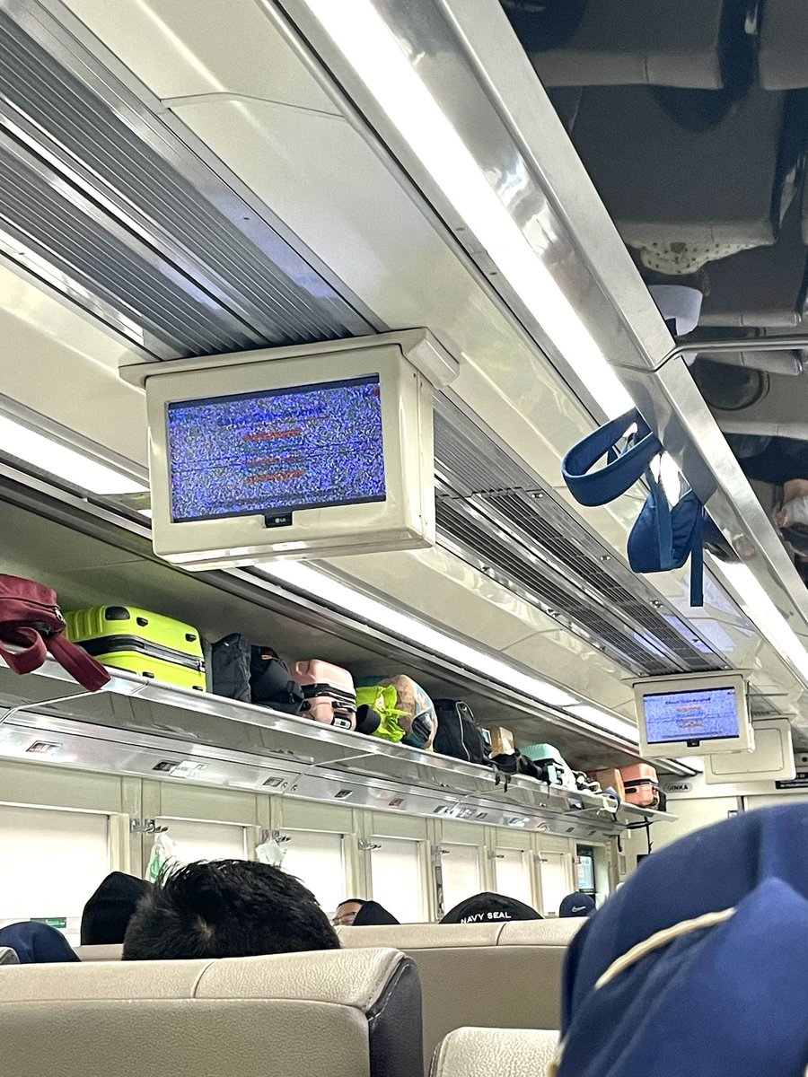 fendifelix's tweet photo. TV KAI banyak semutnya. Era tv digital belum sampai ke gerbong kereta.

Bagi yg berbadan tinggi jd terganggu dg tv dalam gerbong krn hrs nunduk. Belum lg tv nya kecil &amp; bisu.

@CommuterLine @KAI121 @infokereta 
#keretaapi #tvdigital #indonesiamaju  
@KemenBUMN @keretaapikita https://t.co/xn7qSBiZmM