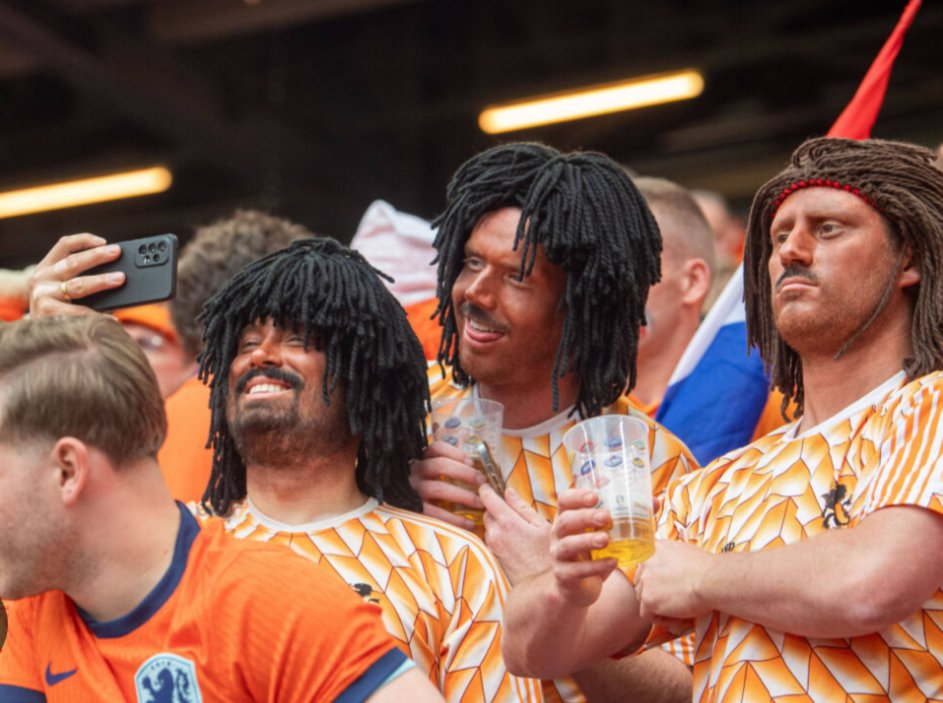 HansSchuur1963's tweet photo. @msteeman Eerst die voetbalfans uitmaken voor racisten en dan verwachten dat ze samen met extreem links gaan demonstreren tegen "extreem rechts".
#Wapper...#wapper! 🧠
🤣🤣🤣🤣🤣🤣 https://t.co/JZ87Dso9wx