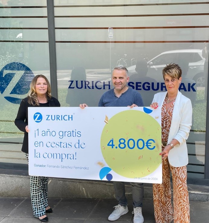 ZurichSeguros's tweet photo. 🎉¡Estos días hemos estado repartiendo premios a nuestros clientes ganadores del sorteo de 5 cestas de la compra gratis durante un año! 🎉
Por haber contratado una póliza de hogar o de coche con Zurich los ganadores han recibido un cheque por importe de 4.800€. ¡Maravilla! https://t.co/Teibn18OjO