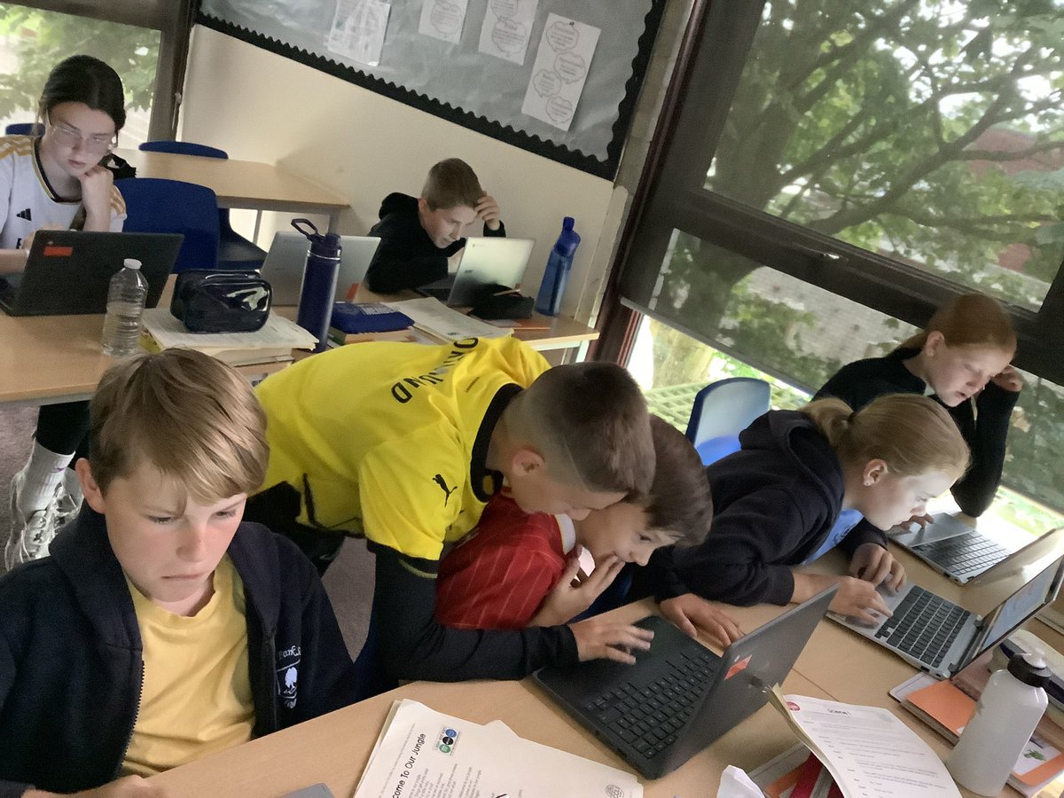 GPSYear6's tweet photo. Using a simulator tool to support our work with electrical circuits. #gpsscience #gpscomputing https://t.co/doaLZ2PJKA