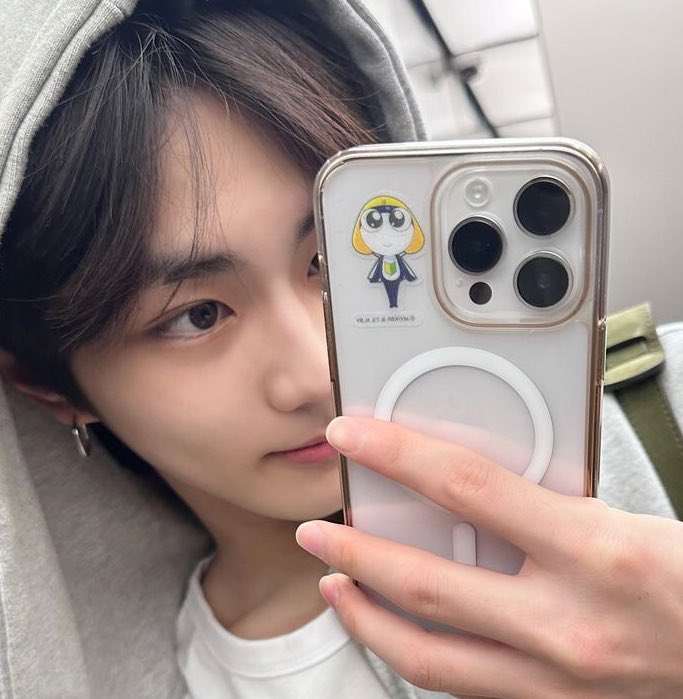 — restarting

hi im yan, not new to #stantwt #kpoptwt, lf interactive #engene and #carat moots !

— filo british , minor , infj 

 ♡ / ↻ to spread and be moots