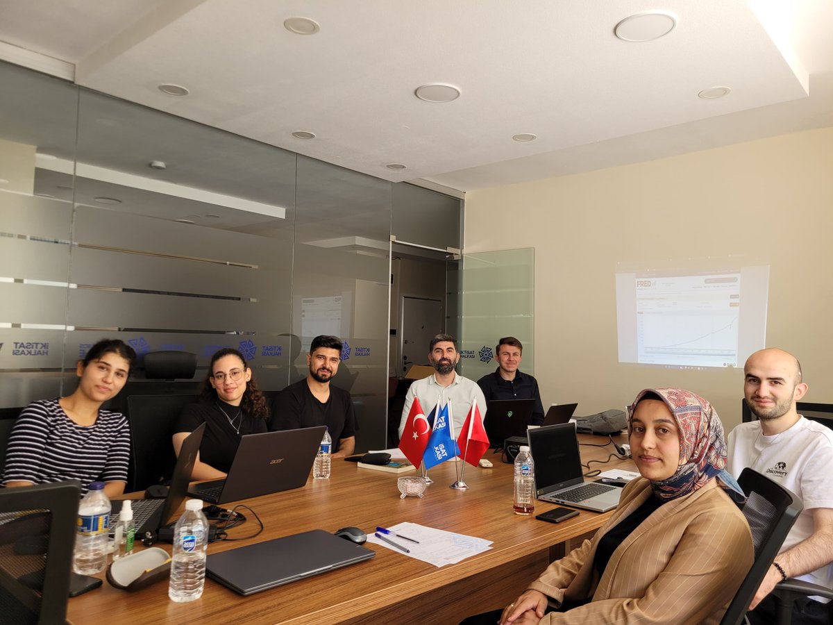 iktisathalkasi's tweet image. Bu hafta staj programımıza, Savaş Kaptan ile birlikte uluslararası ticarette gelişmeler ve ülke analizleri konularında yoğun bir eğitim süreci ile devam ettik. 
#İktisatHalkası #StajProgramı #UluslararasıTicaret #PazarAnalizi #Makroekonomi #DışTicaretRiskleri