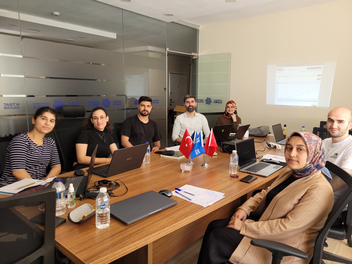 iktisathalkasi's tweet image. Bu hafta staj programımıza, Savaş Kaptan ile birlikte uluslararası ticarette gelişmeler ve ülke analizleri konularında yoğun bir eğitim süreci ile devam ettik. 
#İktisatHalkası #StajProgramı #UluslararasıTicaret #PazarAnalizi #Makroekonomi #DışTicaretRiskleri