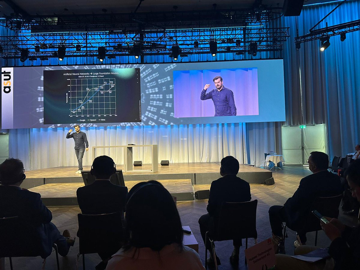 #asusem24 In 5 Jahren wird #KI bereits intelligenter als wir Menschen sein. Mehrwert aus #AI schaffen. 30% der Zeit kann durch die Einsetzung von KI gespart werden.