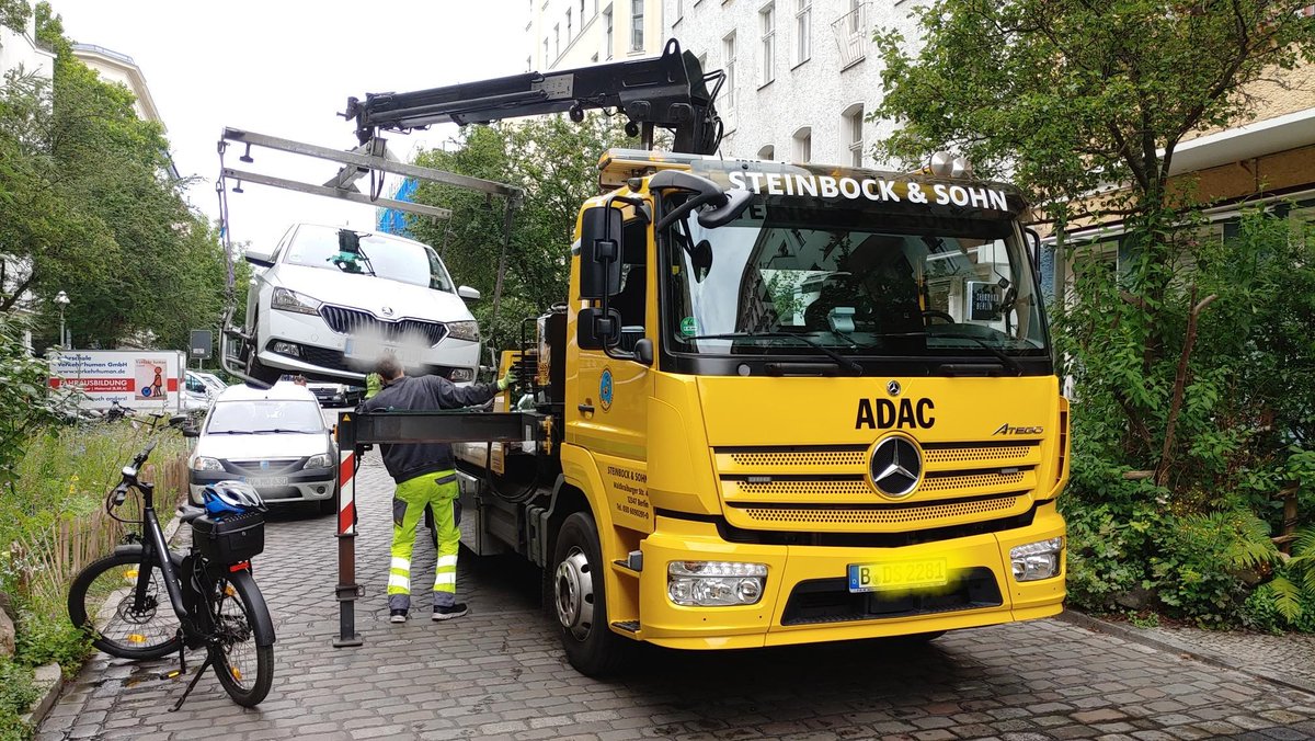 Bezirksamt Friedrichshain-Kreuzberg (@ba_xhain) on Twitter photo #Ordnungsamt stellt beim #Schwerpunkteinsatz im Graefekiez in #Xhain zahlreiche #Verkehrsordnungswidrigkeiten fest. <a href="/annika_gerold/">Annika Gerold</a>
▶️berlin.de/ba-friedrichsh… #Ordnungsamt stellt beim #Schwerpunkteinsatz im Graefekiez in #Xhain zahlreiche #Verkehrsordnungswidrigkeiten fest. <a href="/annika_gerold/">Annika Gerold</a>
▶️berlin.de/ba-friedrichsh…