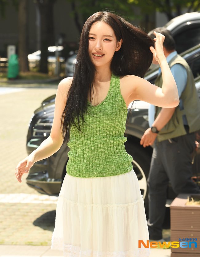 [#PIC] Sunmi on her way to Cultwo radio show.

🔗 mydaily.co.kr/page/view/2024…
🔗 newsen.com/news_view.php?…

#SUNMI #선미