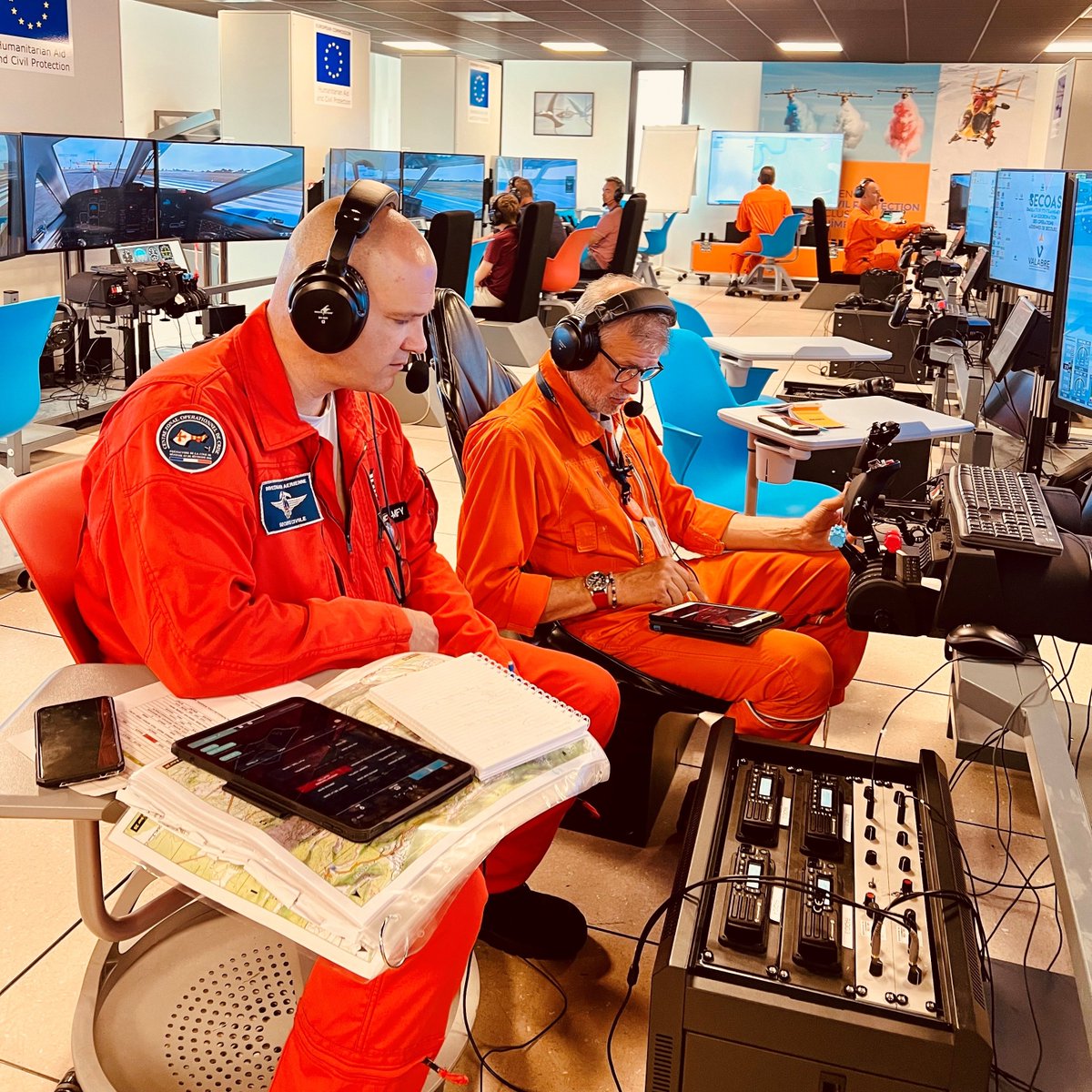 La saison Feux de Forêt a déjà commencé, les entrainements se poursuivent au #SECOAS de #Valabre sur la Base de Nîmes-Garons avec les exercices de coordinations des moyens aériens de la Sécurité Civile.
Des exercices sur la simulation avec Global Link Rescue.  
 -1 Beech avec OSI