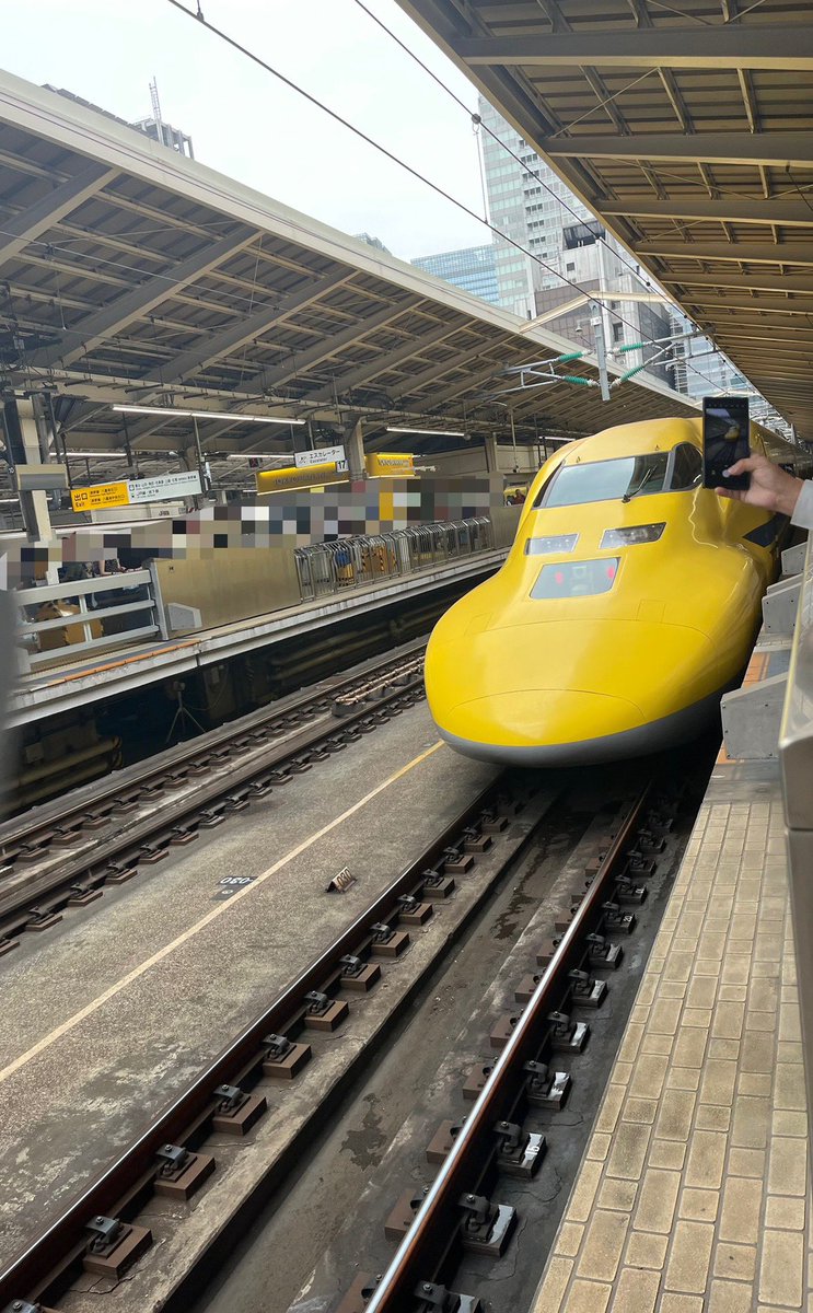 YoKo45_16's tweet photo. ドクターイエロー引退の発表があったからか凄い人でびっくり！

帰りはプラレールカフェにて🍽️
大人用のお子様ランチも追加されてたので頼んでみたら長男が好きなかがやきが出てきた✨😆 https://t.co/ozLUo4RSMM