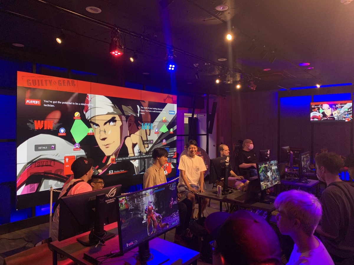 Mothman?@Tatakai Tuesday tweet media