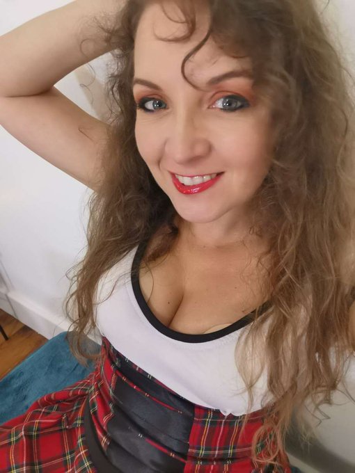 Tu aimes cette tenue ? LIKE 💋💦 https://t.co/5JusNXqBae