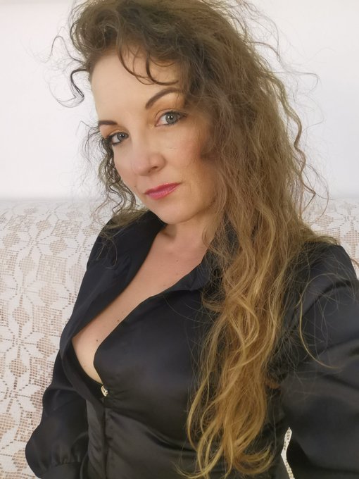 Besoin d'une secr&eacute;taire ? 😁 Je suis la pour toi 🔥  Dispo pour une cam sur https://t.co/u9hrfZPovT https://t